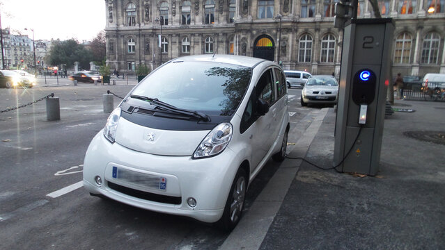 Voiture &eacute;lectrique en charge sur une borne de recharge Belib' place Saint-Gervais &agrave; Paris en d&eacute;cembre 2015.