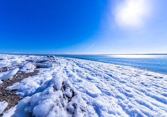 雪と青空と氷 © 摩訶不思議