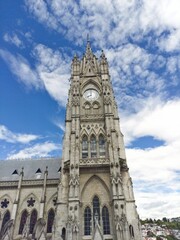 Fototapeta na wymiar Reloj de la Basílica del voto Nacional de la Ciudad de Quito 