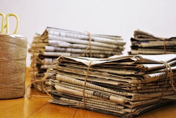 資源回収用の古新聞を束ねる