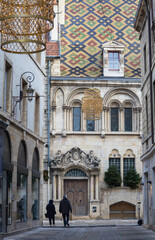 Fototapeta na wymiar rue du Bourg et rue des Forges à dijon avec ancien hôtel particulier appelé Hôtel Aubriot avec son toit en tuiles vernissées