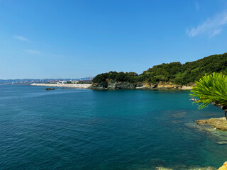 対岸に和歌山港を望む　岸壁と海