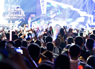 Naklejka premium Silhouette raising glow stick in the music festival