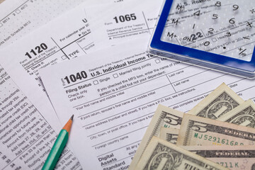 Obraz premium Income tax with instruction. Tax payment and filing concept