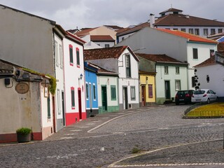 Fototapeta na wymiar maisons colorées typiques de Ribeira Grande au bord de l'océan atlantique sur l'île de Sao Miguel dans l'archipel des Açores au Portugal. Europe