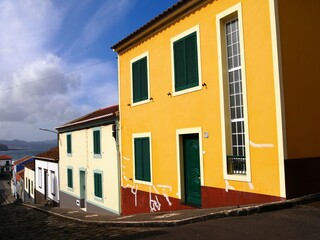 maisons colorées typiques de Ribeira Grande au bord de l'océan atlantique sur l'île de Sao Miguel dans l'archipel des Açores au Portugal. Europe