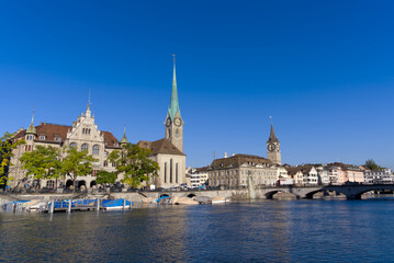 Obraz premium Beautiful cityscape of the old town of Zürich with church towers and Limmat River in the foreground on a sunny late summer morning. Photo taken September 22nd, 2022, Zurich, Switzerland.