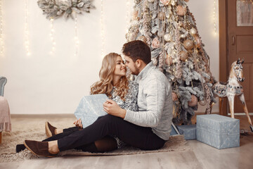 Obraz premium Elegant couple celebrate new year in the room