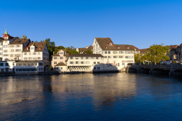 Fototapeta na wymiar Scenic view of the old town of City of Zürich with Limmat River and historic houses on a sunny late summer morning. Photo taken September 22nd, 2022, Zurich, Switzerland.