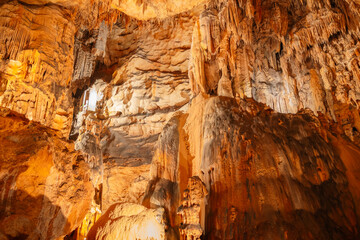 Formations géologiques de stalactites et stalagmites dans une grotte souterraine.	
