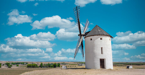 Un aislado y tradicional molino de viento en la llanura de Castilla la Mancha, España
