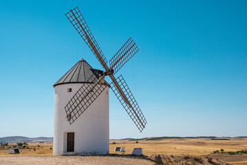 Un tradicional molino de viento para moler grano en la villa de Tembleque, Castilla la Mancha, España