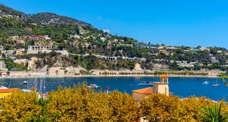 Papier Peint photo Villefranche-sur-Mer, Côte d’Azur Panoramic view of harbor and beach onshore Azure Cost of Mediterranean Sea in Villefranche-sur-Mer resort town in France