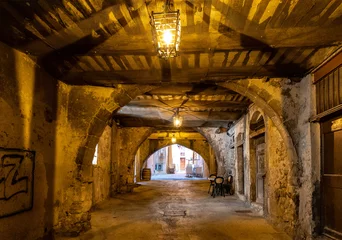 Foto auf Acrylglas Villefranche-sur-Mer, Französische Riviera Historischer unterirdischer Durchgang der Rue Obscure Dark Covered Street aus dem 13. Jahrhundert unter den Hafenhäusern im alten Stadtviertel von Villefranche-sur-Mer in Frankreich