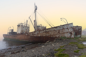 Fototapeta na wymiar alte, rostige Walfangschiffe und Verarbeitungsanlagen in einer mittlerweile verlassenen Walfangstation in Grytviken -auf der Insel Südgeorgien 