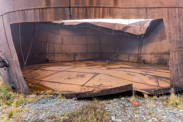 alte, rostige Wal-Öltanks und und Verarbeitungsanlagen in einer mittlerweile verlassenen Walfangstation in Grytviken -auf der Insel Südgeorgien  