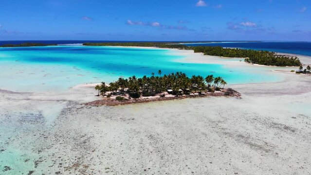 L' incroyable lagon bleu de Rangiroa en Polyn&eacute;sie Fran&ccedil;aise survol&eacute; au drone