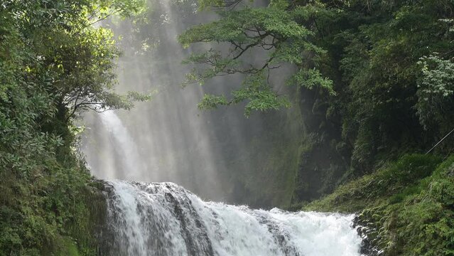 慈恩の滝（玖珠町・日田市）と光芒