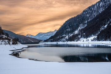L’inverno in Valle Varaita: il lago di Pontechianale, la neve ed il ghiaccio sugli alberi
