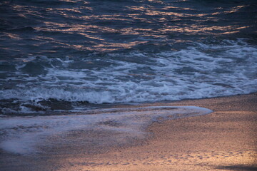 夜明けの波打ち際
