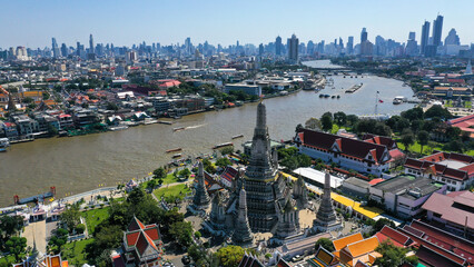 The beauty and highlight of Wat Arun is the Prang which is located on the Chao Phraya River, Bangkok