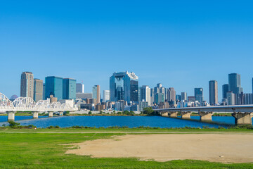 淀川と大阪の高層ビル群