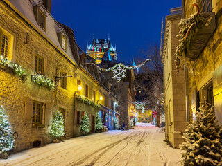Naklejka premium Snow in December in the festive decorated streets of Old Quebec City, Quebec,Canada