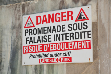 Warnschild Steinschlag unterhalb einer Steilküste bei Ault, Frankreich