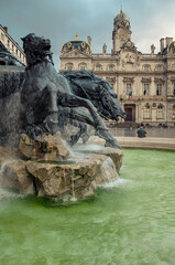 Fototapeta na wymiar La fontaine Bartholdi se situe place des Terreaux, dans le centre de la ville française de Lyon devant l'hôtel de ville.