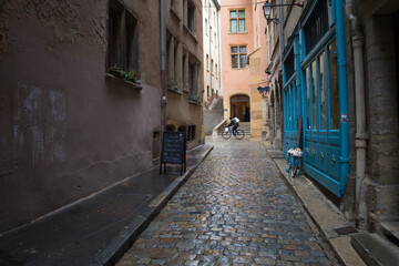 Fototapeta na wymiar ruelle du Vieux Lyon un jour de pluie
