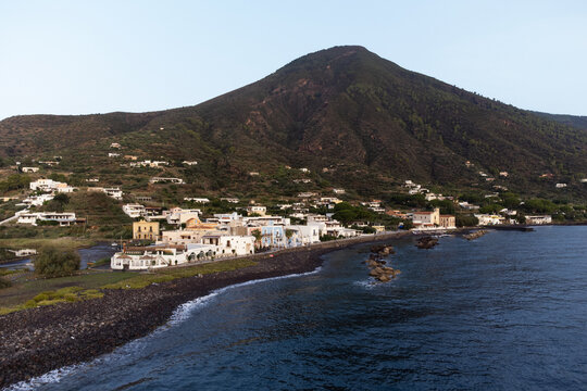 Veduta aerea del faro di Lingua, localit&agrave; dell'isola di Salina nell'arcipelago delle eolie, in Italia