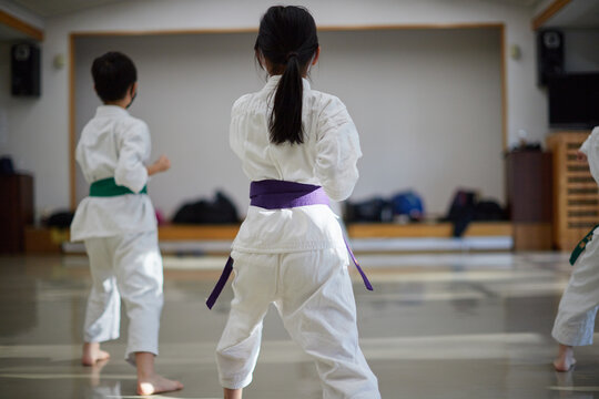 空手の教室で練習している子供たちの姿