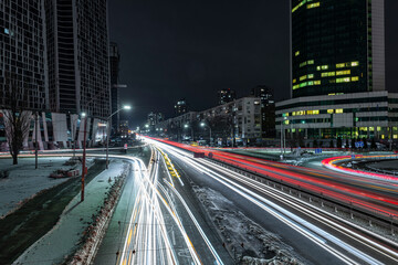 Fototapeta na wymiar Night traffic in the winter city.