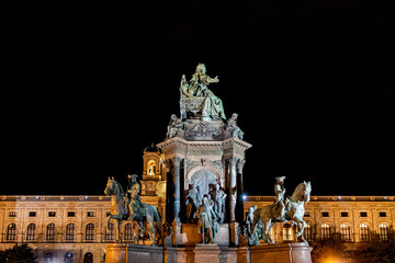 Obraz premium Maria Theresa Square in Vienna at night..Detail of the statue of the square of the museum of natural sciences and art history in Vienna.