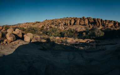 Szenischer Panoramablick in die Landschaft des Erongo Gebirges bei Sonnenuntergang, Namibia