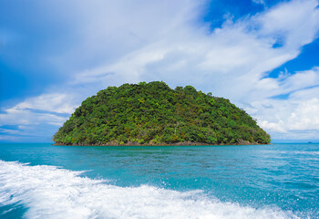 Fototapeta premium isolated tropical island in the ocean