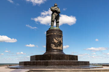 Fototapeta na wymiar Monument to the great Soviet pilot Valery Chkalov in Nizhny Novgorod. Sights of Nizhny Novgorod.