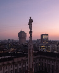 Obraz premium Duomo statue at dusk looking at the city