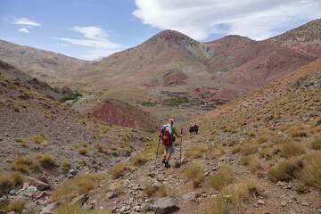 Obraz premium La grande traversée de l’Atlas au Maroc, 18 jours de marche. Traversée du plus beau village du Maroc : Megdaz avec ses noyers centenaires et du village de Tagoukht