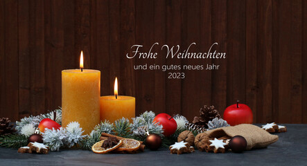 Weihnachtskarte: Rustikale Weihnachtsdekoration Tannenzweige, Kerzen, Äpfeln, Zimtstangen und...