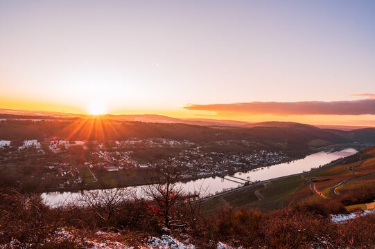 Wehlener Moseltal im Winter bei Sonnenuntergang