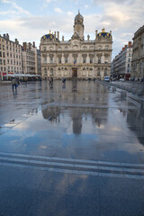 Fototapeta na wymiar la place des terreaux à Lyon et l'hôtel de ville après la pluie