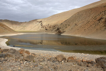 La grande traversée de l’Atlas au Maroc, 18 jours de marche. Vallée d'Igarnane, franchissement du col de Tamda et bivouac au bord du lac glacial de Tamda
