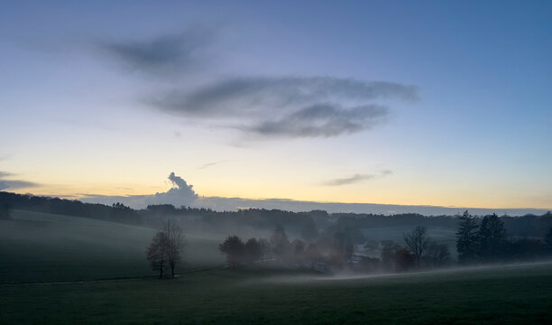 Nebelverhangenes Tal im bergischen Land