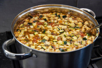 zupa toskańska w dużym garnku ze stali nierdzewnej