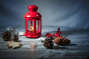 Vela roja y decoraciones de navidad