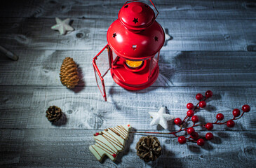 Vela roja y decoraciones de navidad