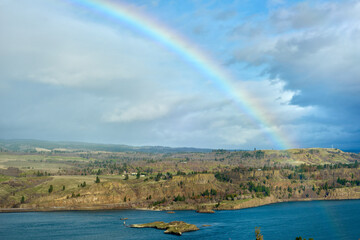 Naklejka na ściany i meble Rainbow over the Columbia River Gorge in Oregon.