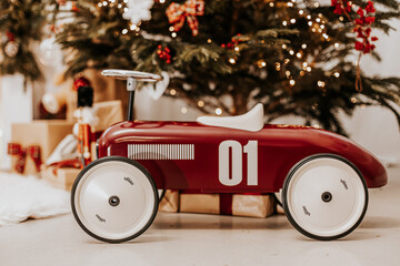 Photo d'une voiture jouet en décoration de Noël