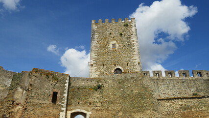 Obraz premium Ruinas do Castelo medieval fortificado de Portel em Portugal, muralhas e torre em um belo dia de sol.
